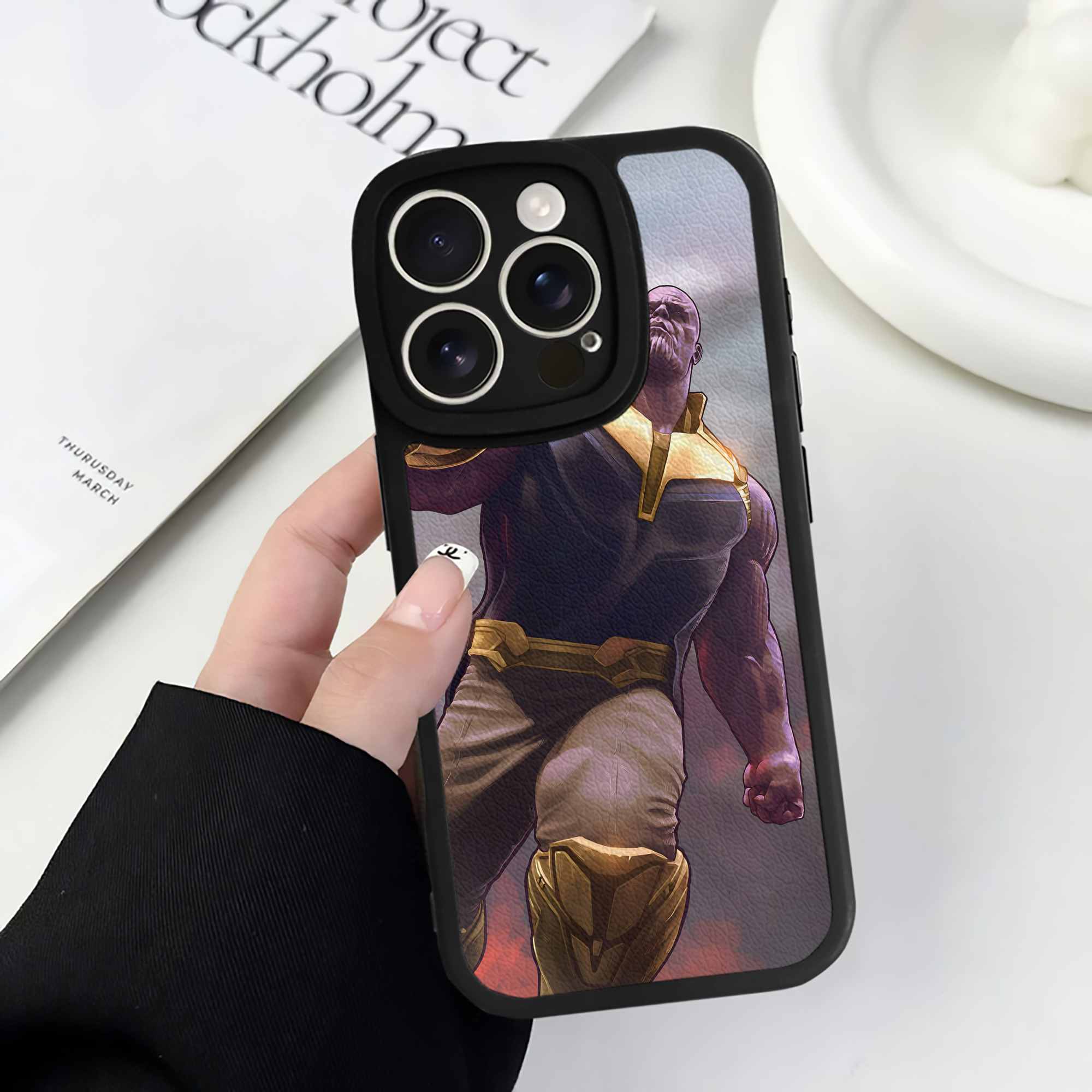 （画像用） アベンジャーズ The Avengers 【iPhone 16シリーズ対応】シリコンスマホケース（レザー調） 材質：シリコン